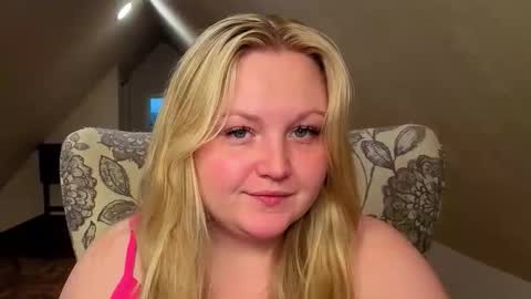 Snapshot of phatassblond chatting on 05/18/26, 10:37 PhatAssBlond online show from 05/18/26, 10:37