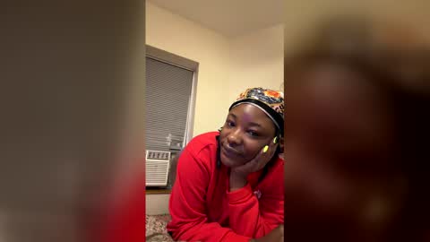 Snapshot of phebony chatting on 12/15/25, 08:18 Phebony online show from 12/15/25, 08:18