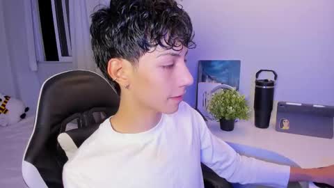 Snapshot of philipe_moonlight_ chatting on 10/17/25, 04:59 Phil. INDEPENDENT MODEL online show from 10/17/25, 04:59