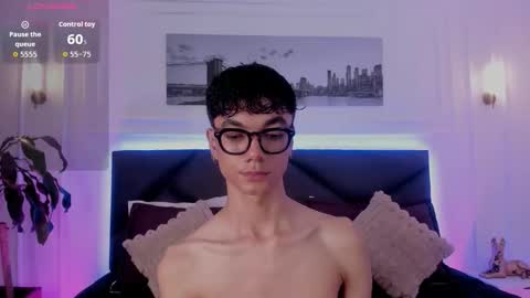 Snapshot of phillicious_ chatting on 11/01/25, 10:23 Phillip online show from 11/01/25, 10:23