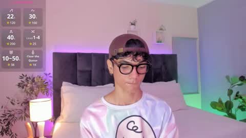 Snapshot of phillicious_ chatting on 12/04/25, 10:18 Phillip online show from 12/04/25, 10:18