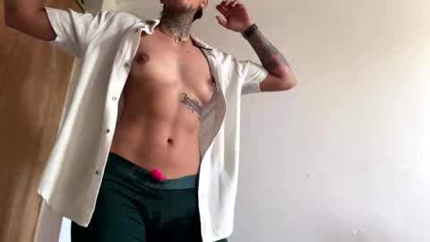 Snapshot of phillip_brownn chatting on 10/15/25, 01:11 PHILLIP online show from 10/15/25, 01:11