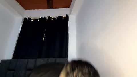 Snapshot of phillip_brownn chatting on 10/19/25, 02:07 PHILLIP online show from 10/19/25, 02:07