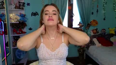 Snapshot of phoenixlunar chatting on 10/23/25, 07:18 Selena online show from 10/23/25, 07:18