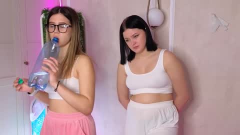 Snapshot of phyllisheart chatting on 12/21/24, 02:04 Lora black and Lili blonde welcome you here online show from 12/21/24, 02:04