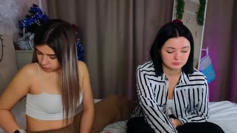 Snapshot of phyllisheart chatting on 12/24/24, 02:22 Lora black and Lili blonde welcome you here online show from 12/24/24, 02:22