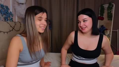 Snapshot of phyllisheart chatting on 12/27/24, 02:43 Lora black and Lili blonde welcome you here online show from 12/27/24, 02:43