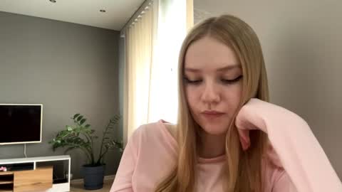 Snapshot of piastonesifer chatting on 06/12/26, 11:14 Kristie online show from 06/12/26, 11:14