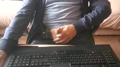 Snapshot of piavola chatting on 06/11/26, 12:14 piavola online show from 06/11/26, 12:14