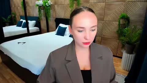 Emelie online show from 09/08/25, 04:28