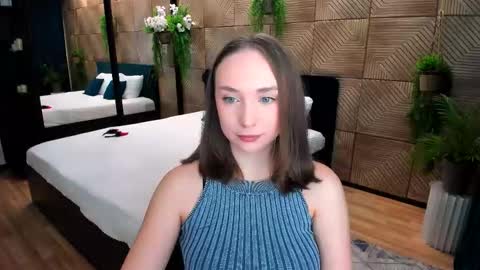 Emelie online show from 10/08/25, 10:13