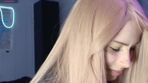 Snapshot of piera_ chatting on 10/13/25, 07:03 Piera online show from 10/13/25, 07:03