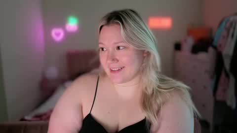 Snapshot of piggyrose chatting on 11/02/25, 07:05 Piggy Rose online show from 11/02/25, 07:05