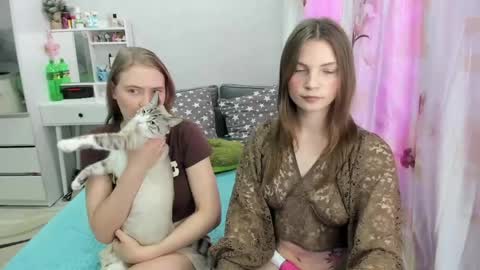 Snapshot of pikmi_obsos chatting on 04/23/26, 05:04 Adele and Elli online show from 04/23/26, 05:04