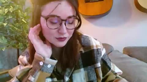 Snapshot of pillogoddess chatting on 11/30/25, 12:25 PilloGoddess online show from 11/30/25, 12:25