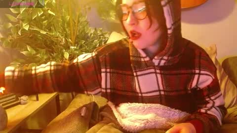 Snapshot of pillogoddess chatting on 12/15/25, 05:12 PilloGoddess online show from 12/15/25, 05:12