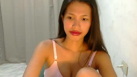 Snapshot of pink_bubbles011 chatting on 05/29/26, 05:05 pink_bubbles011 online show from 05/29/26, 05:05
