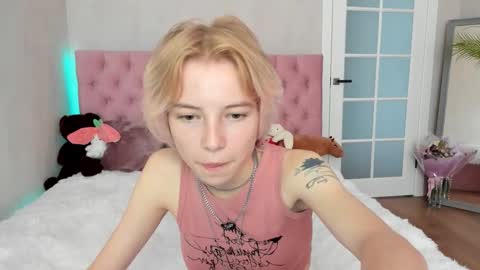 Snapshot of pink_lila18 chatting on 09/15/25, 09:42 pink_lila18 online show from 09/15/25, 09:42