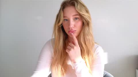 Snapshot of pink_rosee_ chatting on 09/20/25, 02:45   online show from 09/20/25, 02:45