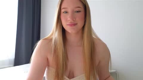 Snapshot of pink_rosee_ chatting on 09/26/25, 03:21   online show from 09/26/25, 03:21