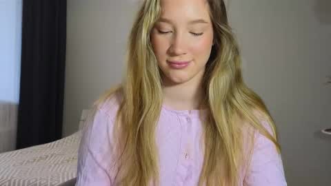 Snapshot of pink_rosee_ chatting on 10/02/25, 03:46   online show from 10/02/25, 03:46