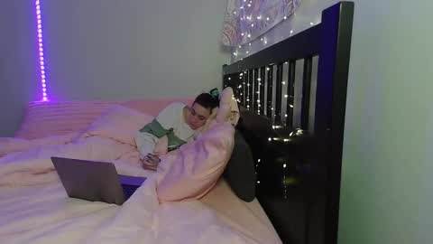 pink_tv online show from 11/11/25, 04:01