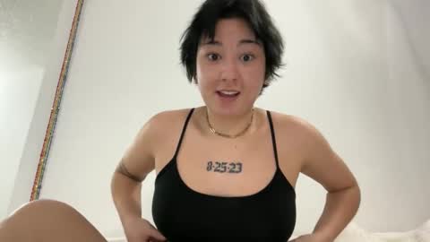 Snapshot of pinkeyeprincess chatting on 11/17/25, 02:06 pinkeyeprincess online show from 11/17/25, 02:06