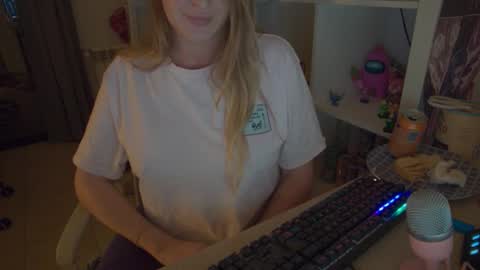 Snapshot of pinkladyx2 chatting on 10/26/25, 01:11 pinkladyx2 online show from 10/26/25, 01:11