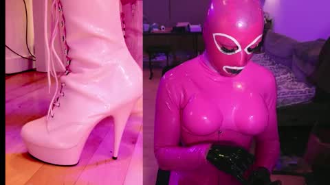 Snapshot of pinklatexgurl chatting on 12/14/25, 09:41 pinklatexgurl online show from 12/14/25, 09:41