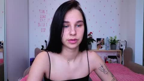 Snapshot of pixie_molly chatting on 05/25/26, 06:19 Molly online show from 05/25/26, 06:19