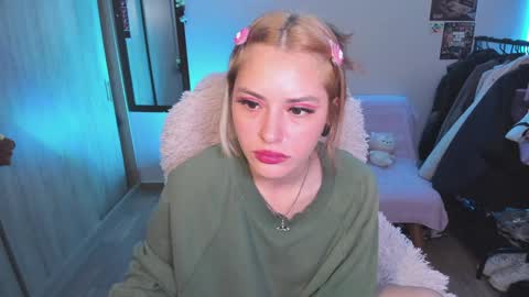 Snapshot of pixiedaemon chatting on 12/21/24, 01:04 pixie online show from 12/21/24, 01:04