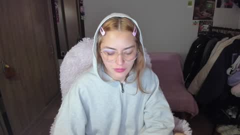 Snapshot of pixiedaemon chatting on 12/24/24, 08:33 pixie online show from 12/24/24, 08:33