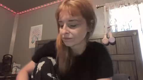 Snapshot of pizzedwife chatting on 04/19/26, 04:17 pizzedwife online show from 04/19/26, 04:17