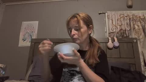 Snapshot of pizzedwife chatting on 05/13/26, 02:42 pizzedwife online show from 05/13/26, 02:42