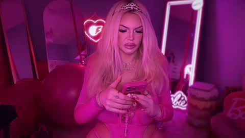 Snapshot of plasticfuckdoll chatting on 09/27/25, 12:15 Dumb bimbo fuck doll online show from 09/27/25, 12:15