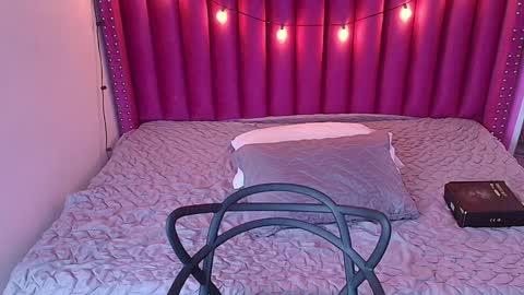 Snapshot of playfuljust_18 chatting on 01/28/25, 12:32 SAMARA online show from 01/28/25, 12:32