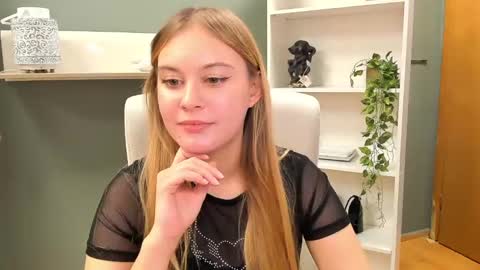 Valeria online show from 12/29/24, 11:07