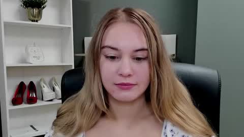 Valeria online show from 11/23/25, 09:47