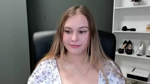 Snapshot of playgirl_valeria chatting on 04/23/26, 03:14 Valeria online show from 04/23/26, 03:14