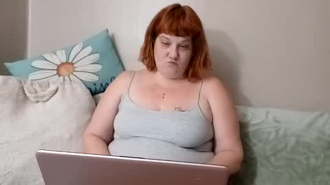 Snapshot of poisonivyvixen chatting on 01/15/25, 03:43 Poison Ivy online show from 01/15/25, 03:43