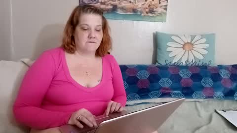 Snapshot of poisonivyvixen chatting on 02/06/25, 06:35 Poison Ivy online show from 02/06/25, 06:35