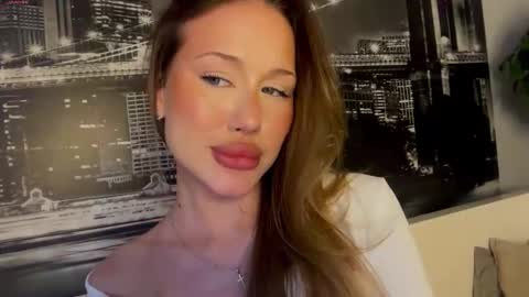 Snapshot of poli_molly chatting on 02/23/26, 07:33 Angelic online show from 02/23/26, 07:33