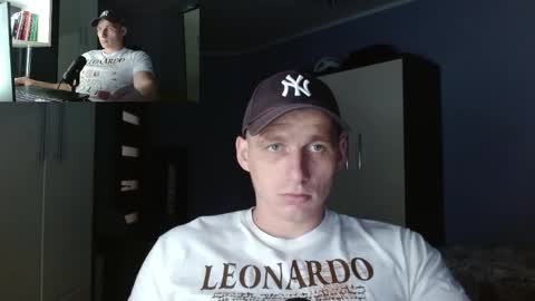 Snapshot of poliglotjoe chatting on 09/30/25, 12:32 Poliglot online show from 09/30/25, 12:32