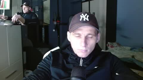 Snapshot of poliglotjoe chatting on 10/11/25, 12:43 Poliglot online show from 10/11/25, 12:43