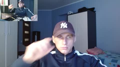 Snapshot of poliglotjoe chatting on 10/20/25, 01:11 Poliglot online show from 10/20/25, 01:11