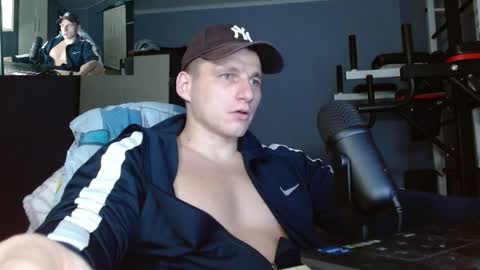 Snapshot of poliglotjoe chatting on 10/28/25, 07:16 Poliglot online show from 10/28/25, 07:16