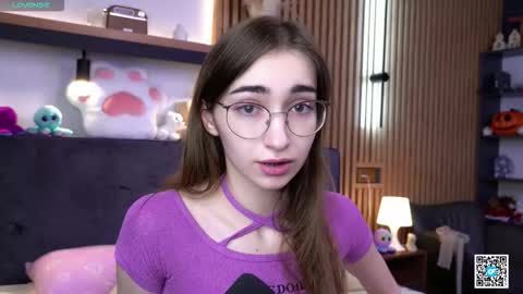 Snapshot of polly_bee chatting on 11/14/25, 07:29 Polly online show from 11/14/25, 07:29