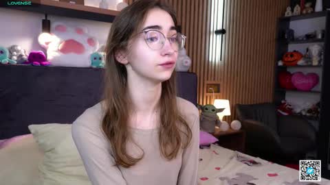 Snapshot of polly_bee chatting on 11/18/25, 07:24 Polly online show from 11/18/25, 07:24