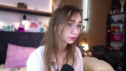 Snapshot of polly_bee chatting on 11/20/25, 07:08 Polly online show from 11/20/25, 07:08