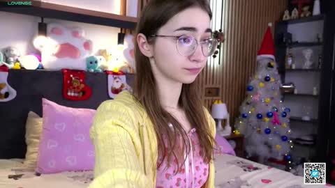 Snapshot of polly_bee chatting on 11/23/25, 07:19 Polly online show from 11/23/25, 07:19